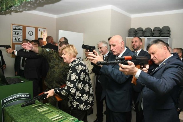 Otwarcie wirtualnej strzelnicy w Zespole Szkół nr 2 w Miechowie