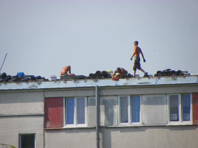 Prace na dachu przy ul. Witosa...