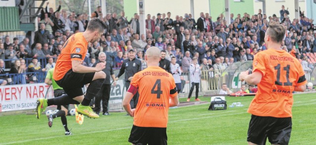 Tak z bramki na 2:0 w meczu z Hutnikiem Nowa Huta cieszył się Klaudiusz Łatkowski. Obok niego z numerem 4 kapitan KSZO 1929 Ostrowiec - Michał Stachurski, który będąc tyłem do bramki wyłożył piłkę lepiej ustawionemu koledze.