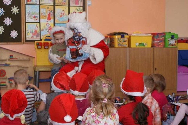 Wszystkie dzieci były grzeczne i dostały prezenty. Mikołaj nie wręczył nawet jednej rózgi.