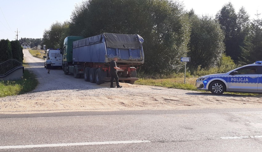 Ładunek na drodze. Z powodu niewłaściwego zamknięcia burty,...