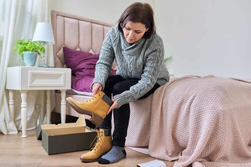 Modne buty zimowe dla dojrzałych kobiet. Które modele są wygodne, ciepłe i pięknie wyglądają na nodze? Mogą je nosić nie tylko dla 50-latki