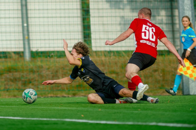 Piast Białystok(ciemniejsze stroje) odniósł pierwsze w sezonie zwycięstwo, pokonując 2:1 Pomorzankę Sejny