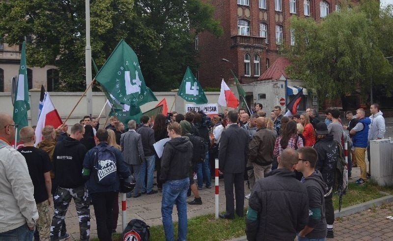 Manifestowali przed ABW w Łodzi. "Byłeś w ZOMO, byłeś w ORMO, teraz  jesteś za Platformą" [zdjęcia]