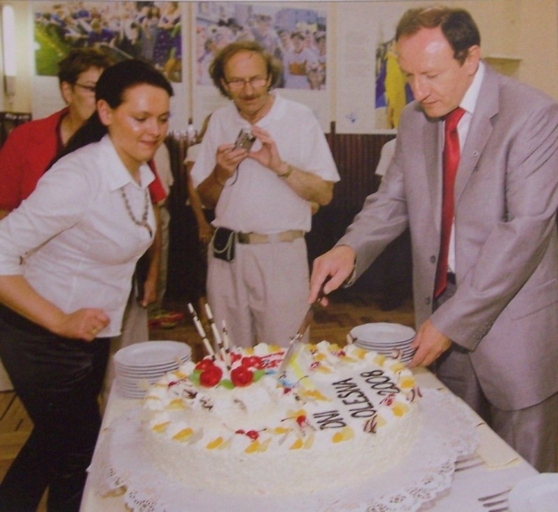 Burmistrz Lewicki kroi tort, upieczony na Dni Olesna.
