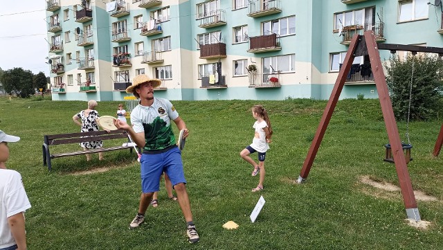Naukę gry w disco golf w Małogoszczu poprowadził Piotr Szymański. Zobaczcie jak wyglądały zajęcia na kolejnych slajdach>>>