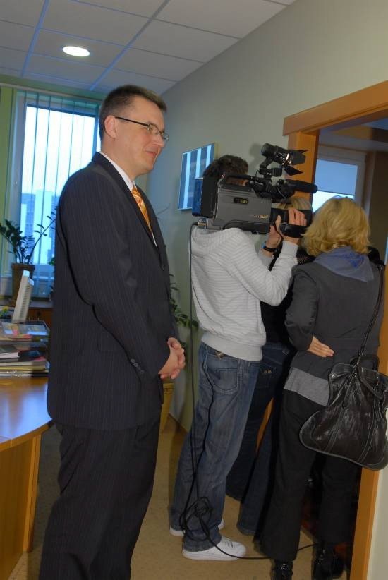 Gdy otwarły się drzwi dziennikarze wręcz napadli radnych. Prezydent Janusz Kubicki dłuższą chwilę nie mógł się dostać do gabinetu