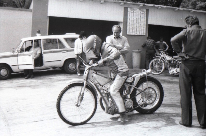 1984 rok. Żużlowcy w parkingu na stadionie Falubazu Zielona...