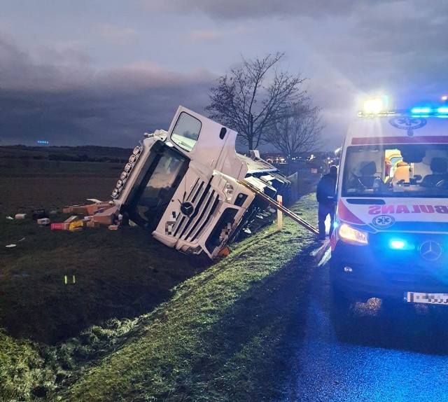 Piątkowy poranek w Konarach. Ciężarowka zjechała z drogi do rowu