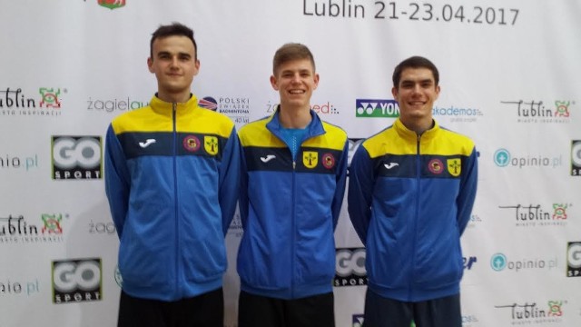 Badmintoniści Stali Nowa Dęba, bohaterowie z Lublina, od lewej: Patryk Kopeć, Tymoteusz Malik i Szymon Malik.