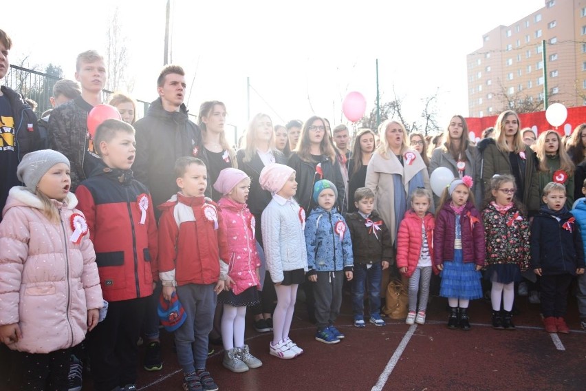 "Rekord dla Niepodległej" w Kielcach. Uczniowie śpiewali hymn w piątek o 11.11 - zobaczcie wideo i zdjęcia