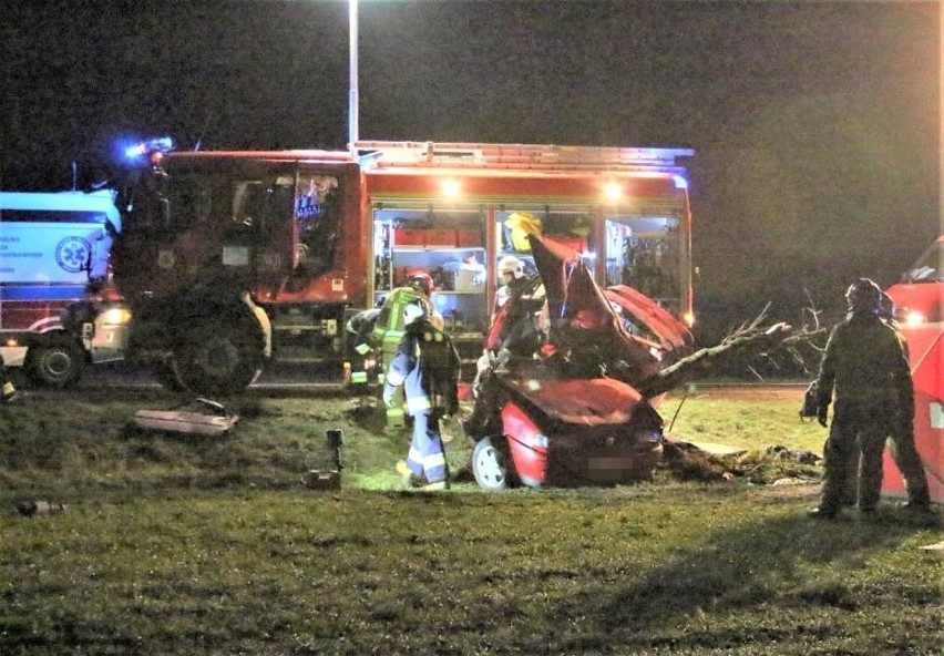 Tragiczny wypadek w Warszkowie 07.03.2020. Samochód wypadł z drogi. Zginęła młoda kobieta. Resztę pasażerów zabrano do szpitala [ZDJĘCIA] 