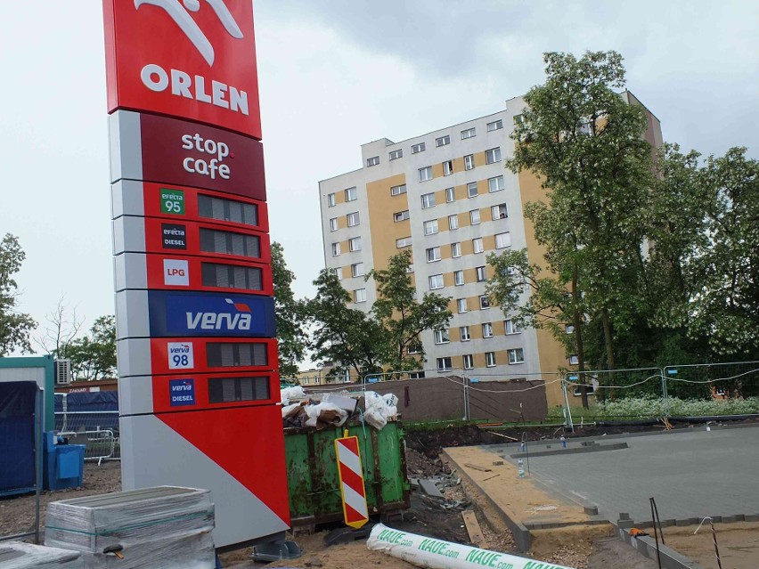 Trwają prace wykończeniowe i porządkowe na budowie nowej stacji paliw Orlenu w Starachowicach. Ruszy w lipcu