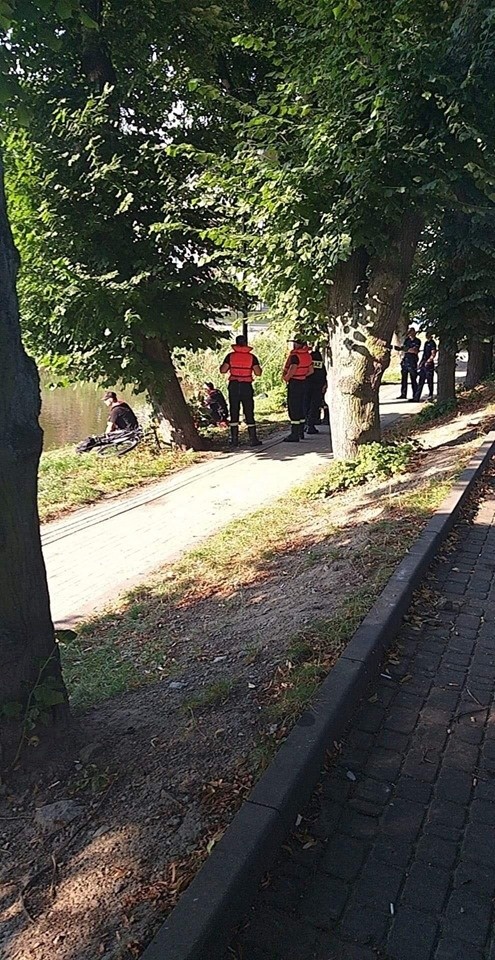 Akcja straży pożarnej na stawie. Trwają poszukiwania człowieka (ZDJĘCIA)