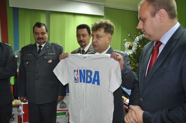 Cezary Sierzputowski pokazuje koszulkę z podpisem Marcina Gortata. 