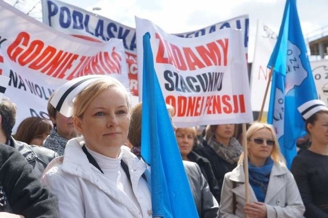 Pielęgniarki z całego regionu protestowały w kwietniu przed urzędem marszałkowskim