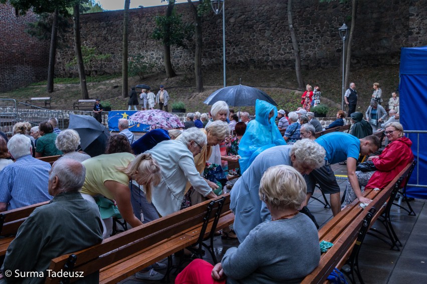 COOLturalne wakacje w Stargardzie. Kapela z szaconkiem rozbujała publiczność w teatrze letnim [ZDJĘCIA]