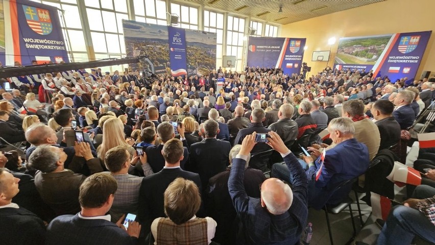 Jarosław Kaczyński w Piekoszowie. Słuchały go tłumy ludzi. Zobacz zapis transmisji, zdjęcia 