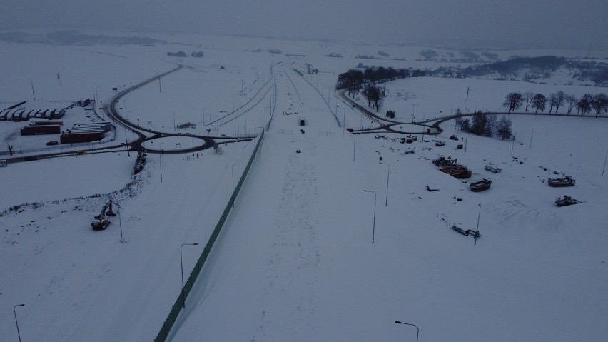 Zima na budowie trasy S7. "Ekspresówka" na odcinku Moczydło - Miechów jest już gotowa w ponad 75 proc.
