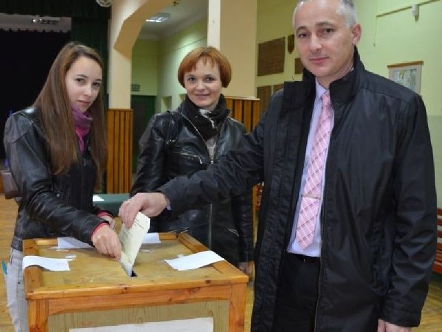 Z samego rana w lokalu wyborczym zjawił się burmistrz Końskich Michał Cichocki. Towarzyszyła mu małżonka Iwona i córka Aleksandra.