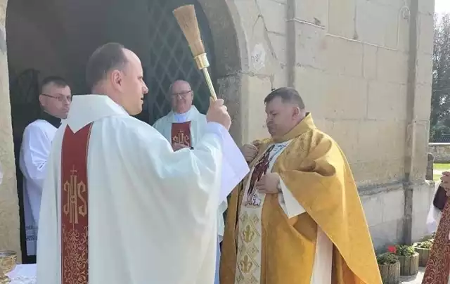 Kanonicznego wprowadzenia na ten ważny urząd księdza kanonika Krzysztofa Balcera dokonał kanclerz Kurii Diecezjalnej w Kielcach ksiądz Marcin Jastrząb.