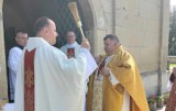 Kanoniczne wprowadzenie nowego proboszcza parafii w Skalbmierzu. Powitanie i symboliczne przekazanie klucza. Zobaczcie zdjęcia i wideo