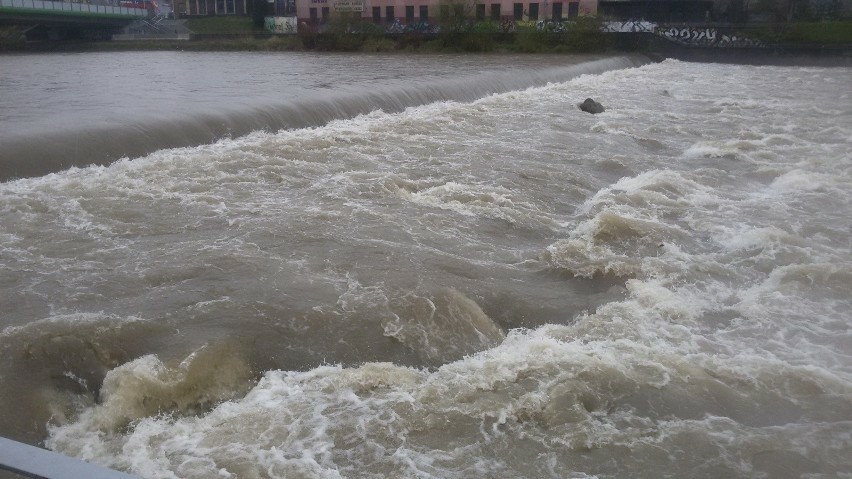 Wezbranie wody w śląskich rzekach. IMGW wydało ostrzeżenie...