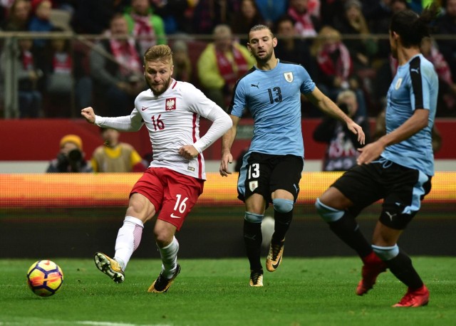 Jakub Błaszczykowski kontra Gaston Silva podczas meczu Polska - Urugwaj 10 listopada na Stadionie Narodowym w Warszawie