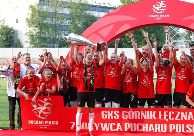 Natasza Górnicka z trofeum za zdobycie Pucharu Polski