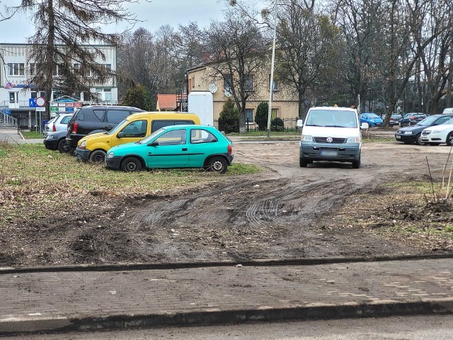 Trwa budowa ronda na ul. Kaszubskiej w Słupsku. Niektórzy kierowcy nie korzystają z wytyczonych objazdów