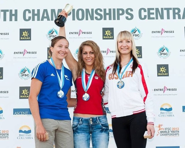 19-letnia Aleksandra Rudzińska z Pol-Inowex Skarpa Lublin (w środku) na podium tegorocznych mistrzostw świata w Kanadzie