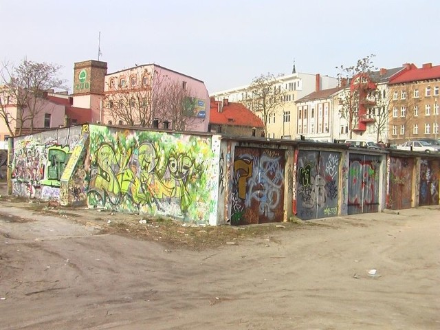 Garaże znajdują się w pobliżu teatru im. J. Osterwy oraz Szkoły Muzycznej