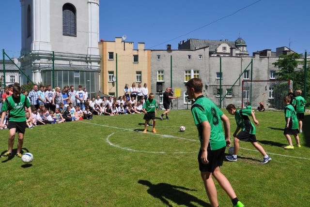 Mini boisko do piłki nożnej przy SP 11 powstało w ramach budżetu obywatelskiego, edycji 2018.