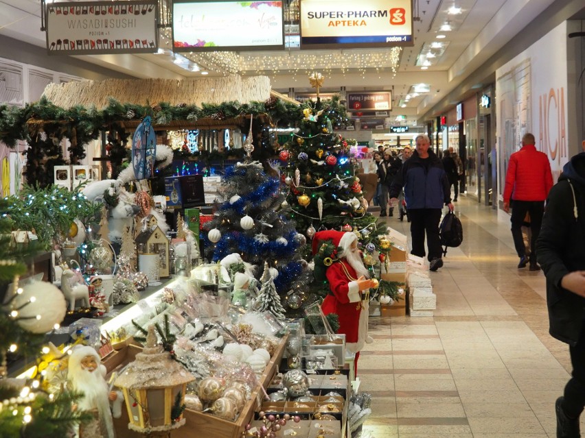 Niedziele handlowe w grudniu 2023. Czy sklepy będą czynne w wigilię Bożego Narodzenia? W te niedziele zrobisz zakupy...