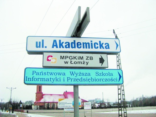 Akademicka? Na bloku wciąż wisi tabliczka "Poznańska&#8221;. Nic dziwnego, że mieszkańcy czekają z wymianą dokumentów