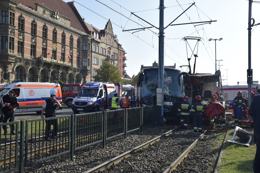 Zderzenie autobusu z tramwajem w Gdańsku. Kierowca autokaru zatrzymany przez policję,podejrzewany o spowodowanie katastrofy w ruchu drogowym