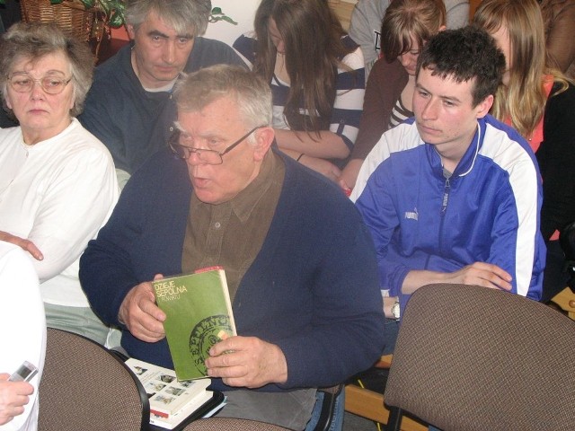 Józef Buława pokazuje publikację, której obszerny fragment dotyczy właśnie obozu w Karolewie.
