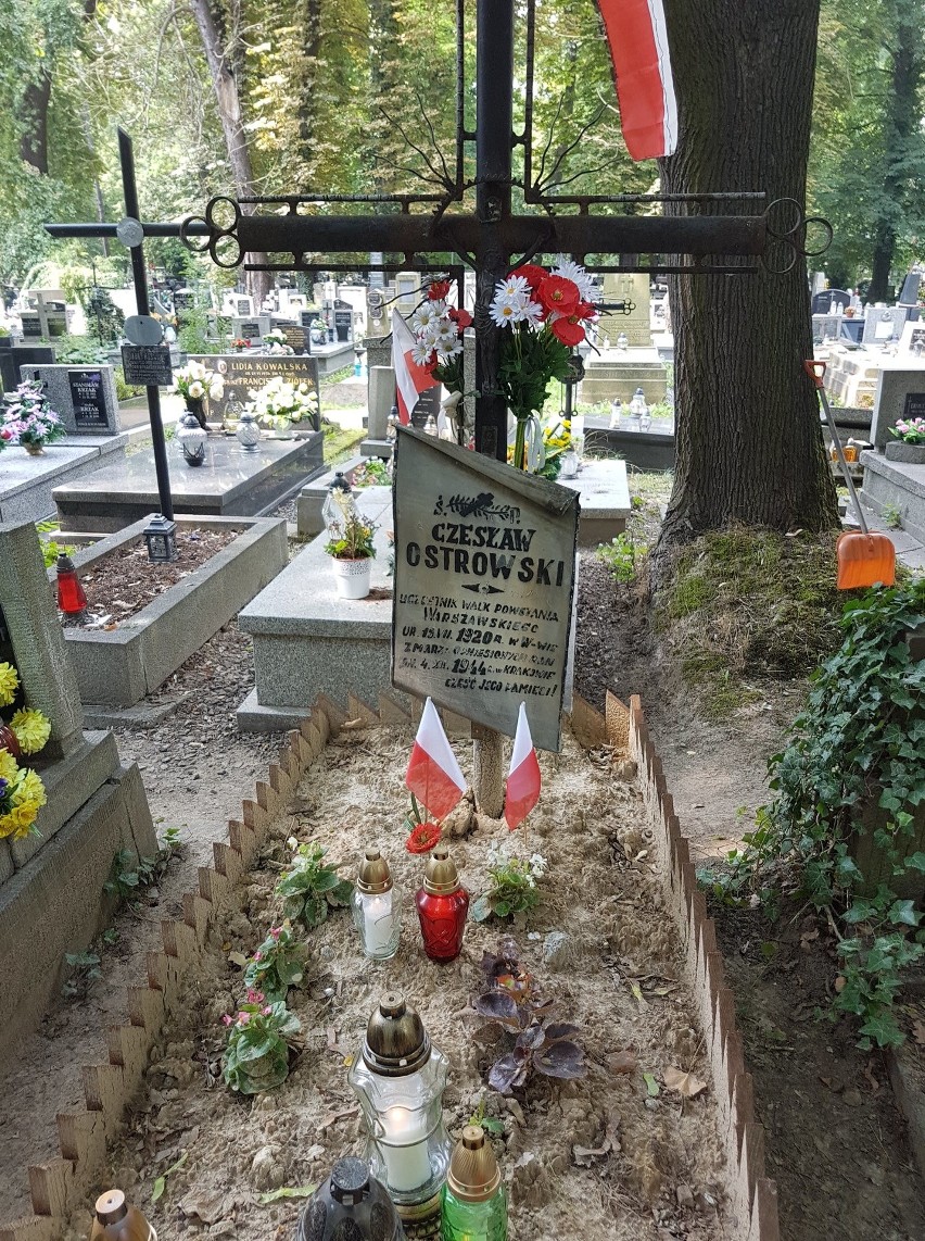 Kraków. Pamiętali o grobach powstańców warszawskich na cmentarzu Rakowickim [ZDJĘCIA]