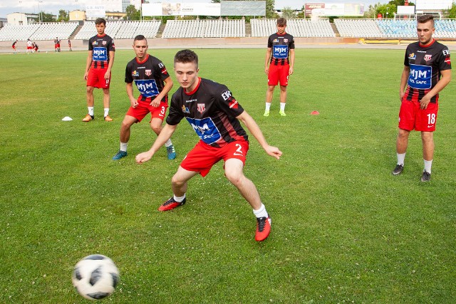 Młodzi piłkarze IV-ligowego KP Polonia Bydgoszcz na pierwszym treningu przed sezonem.