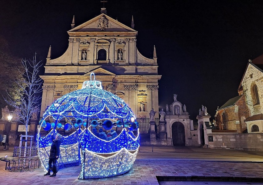 Kraków rozświetlony tysiącem bożonarodzeniowych światełek. Przepiękna iluminacja  [ZDJĘCIA]