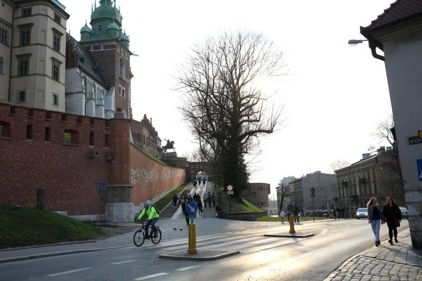 Kraków. Z georadarem pod Wawelem. Badacze szukali pozostałości Bramy Pobocznej