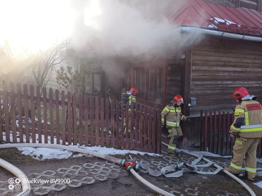 Zakopane. Pożar drewnianego domu przy ul. Kościeliskiej. Poparzona została jedna osoba  