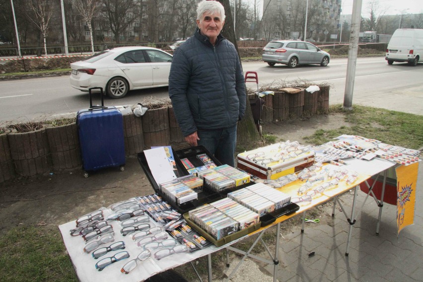 Na bazarach w Kielcach można dostać niemal wszystko! Są okulary, noże, a nawet kasety 