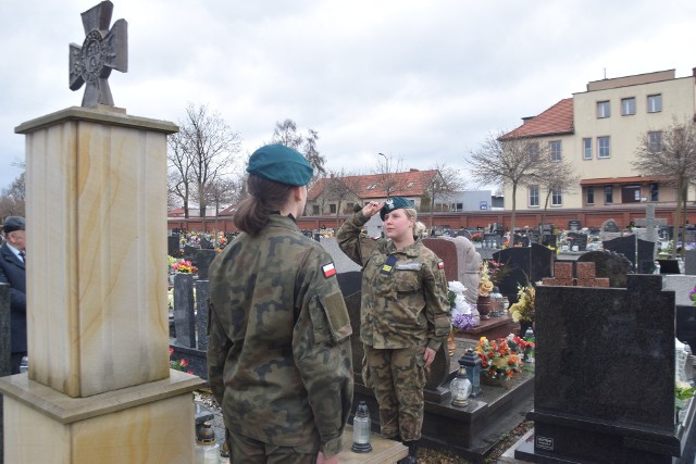 14. rocznica śmierci płk. Aleksandra Sałackiego, ostatniego Orlęcia Lwowskiego. Zobacz kolejne zdjęcia. Przesuwaj zdjęcia w prawo - naciśnij strzałkę lub przycisk NASTĘPNE