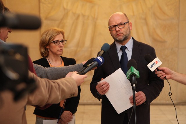 Marek Biernacki na konferencji prasowej.