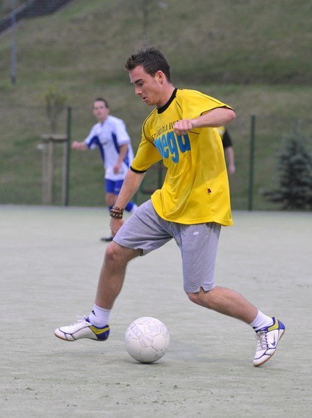 MICHAŁ JANOTAMa 18 lat. Ofensywy pomocnik lub lewoskrzydłowy. W Feyenoordzie od 2,5 roku. Do tej pory w oficjalnych meczach pierwszej drużyny strzelił dwie bramki. Poza futbolem lubi pobiegać, pojeździć na rolkach i posłuchać muzyki.