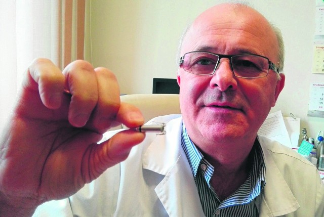 Jarosław Hiczkiewicz trzyma bezprzewodowy stymulator, taki sam, jaki wszczepiono dwóm pacjentom. To urządzenie jest aż kilkanaście razy mniejsze od poprzednich modeli
