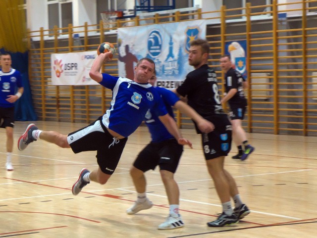 Orzeł Przeworsk (niebieskie koszulki) wygrał po raz jedenasty z rzędu.