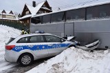 Poważny wypadek w Zakopanem. Autobus z dziećmi zderzył się z radiowozem i wjechał w zaparkowaną osobówkę [ZDJĘCIA]