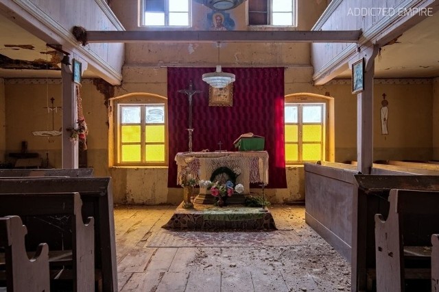 Mistyczne miejsce pełne magii. To tutaj sacrum przenika profanum. Opuszczony Ewangelicki Dom Modlitwy w Wielkopolsce. Zobacz, jak wygląda.